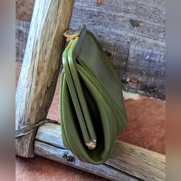 1960's Vintage Green Leather Clutch With Patina Metal Closure - Picture 5 of 13